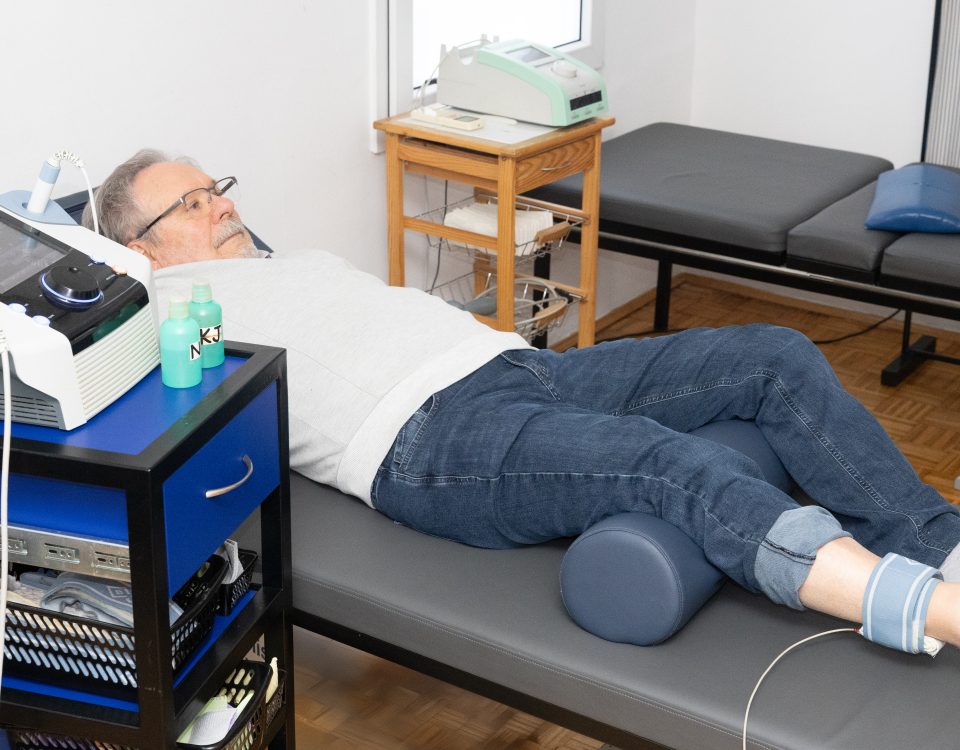 Pacijent tokom tretmana elektroterapije u opuštenom ležećem položaju, Fizio Ahil centar u Beogradu