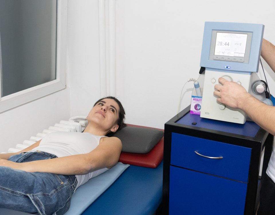 Magnetoterapija kao deo fizikalne terapije u Fizio Ahil centru Beograd, pacijentkinja tokom tretmana