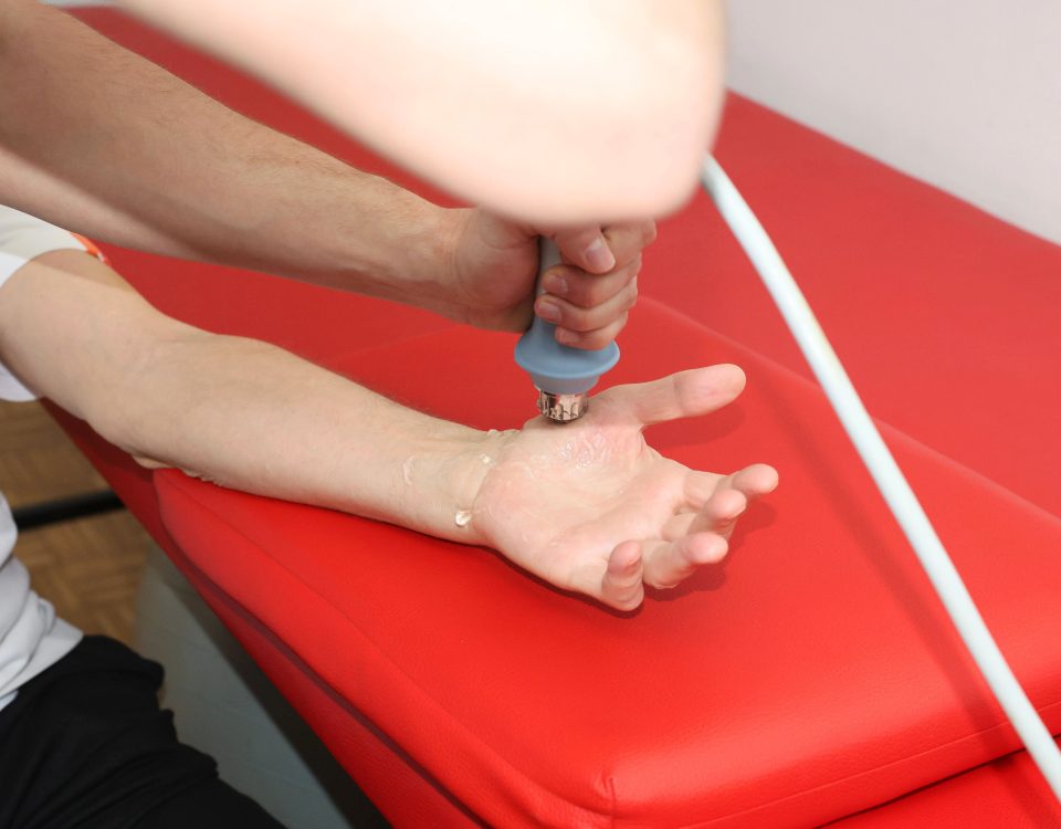 Shockwave terapija sa vidljivim aparatom za udarne talase u Fizio Ahil centru, Beograd