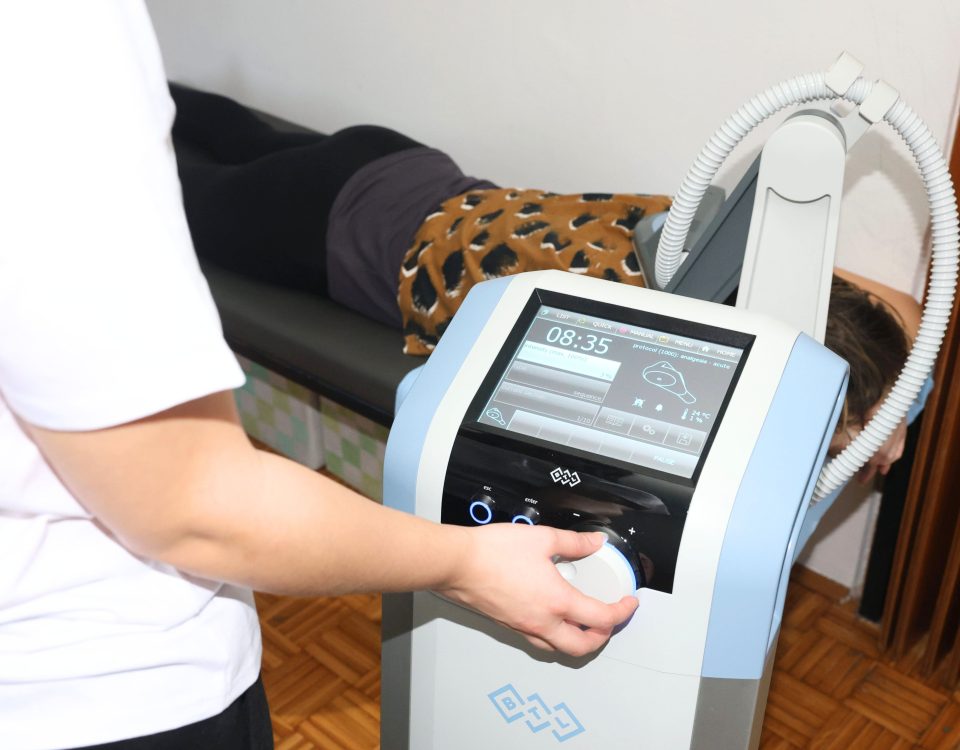 Super induktivni sistem (SIS) – primena terapije na predelu leđa u Fizio Ahil centru Beograd