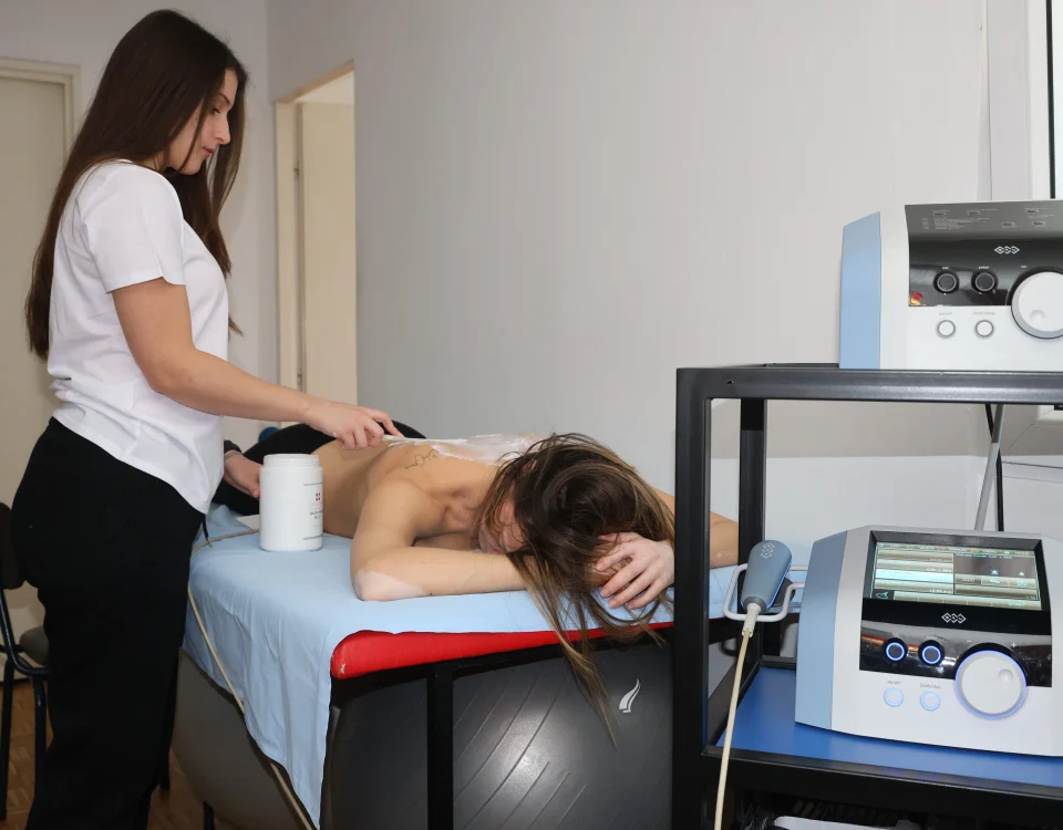 TECAR terapija u Fizio Ahil centru u Beogradu – primena terapije na predelu leđa uz korišćenje specijalnog aplikatora