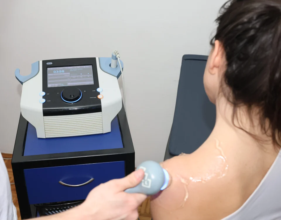 Ultrazvučna terapija sa gelom na ramenu i lopatici, Fizio Ahil Beograd